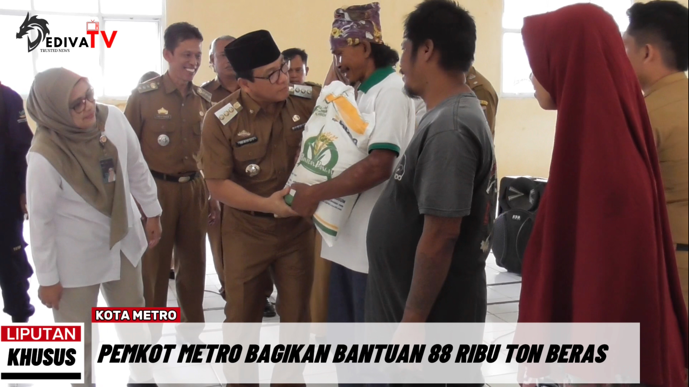 PEMKOT METRO BAGIKAN BANTUAN 88 RIBU TON BERAS PADA MASYARAKAT